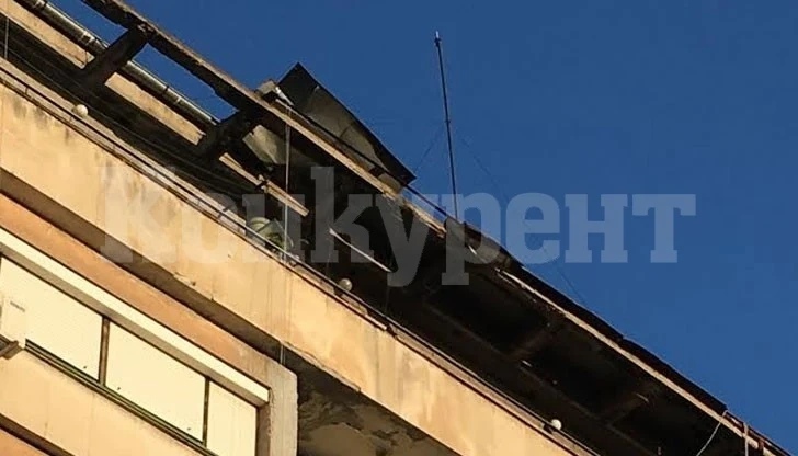 Вятърът отпра ламарина на гарата в Лом