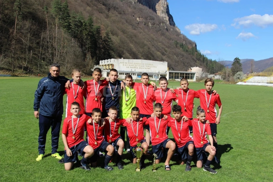 U13 на Атлетик се завърна от Тетевен с купа и приз