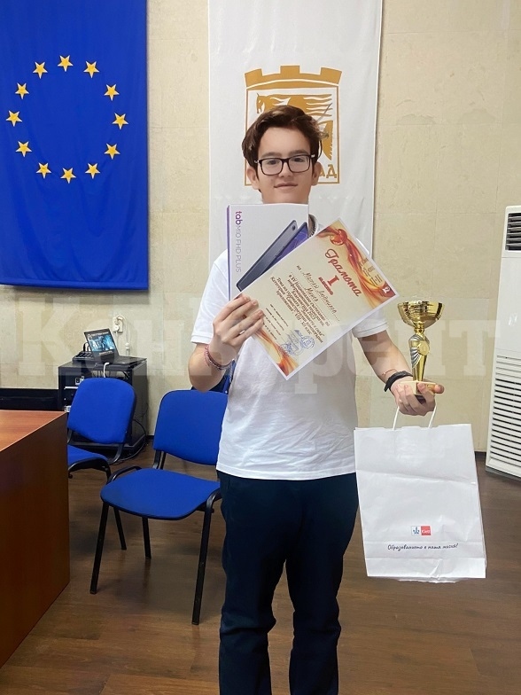 Матей Минев спечели първо място на национално състезание по информатика