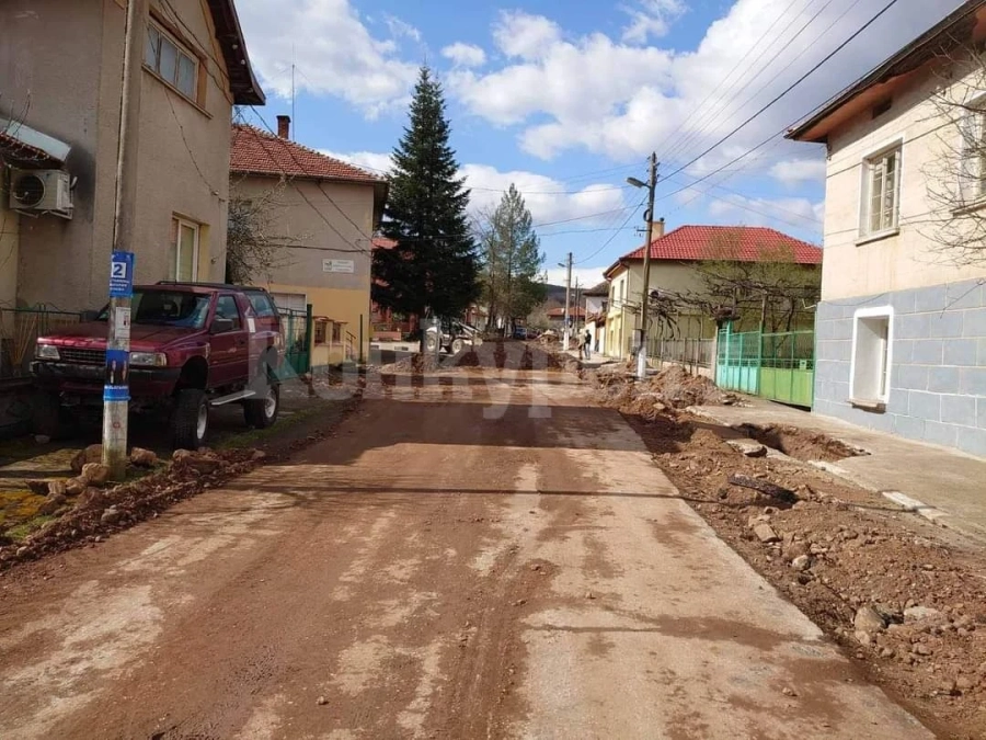 В Чипровци продължават работата по проект