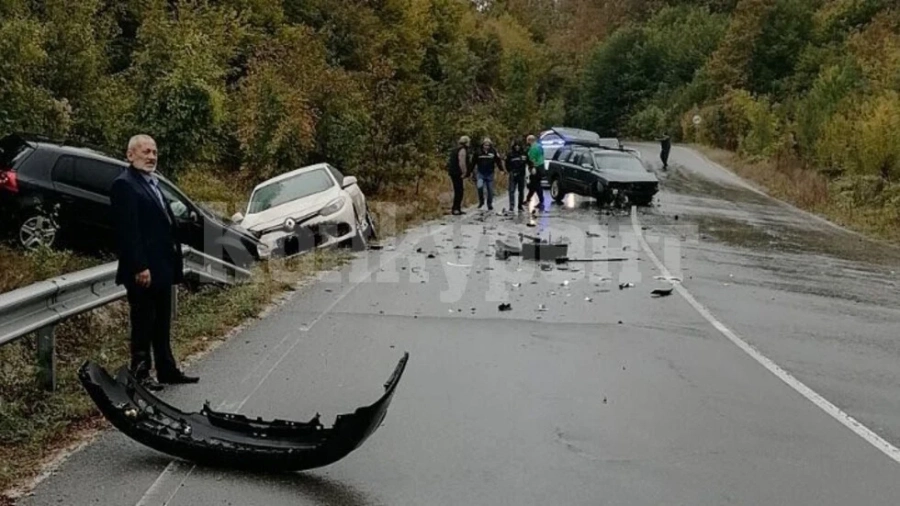 Четирима души пострадаха при тежка катастрофа между три коли на пътя