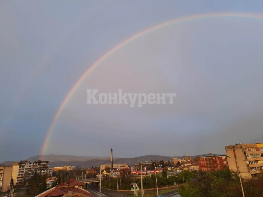 Проливен дъжд се изсипа над Враца, а след него изгря дъга СНИМКИ