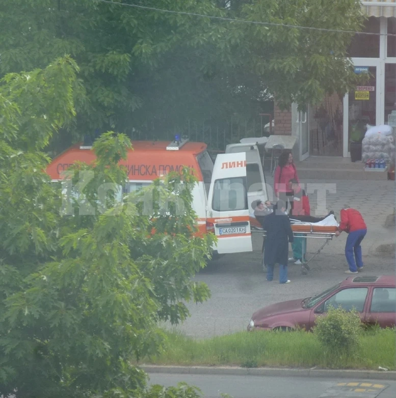 Пожарникари носиха болен до линейка