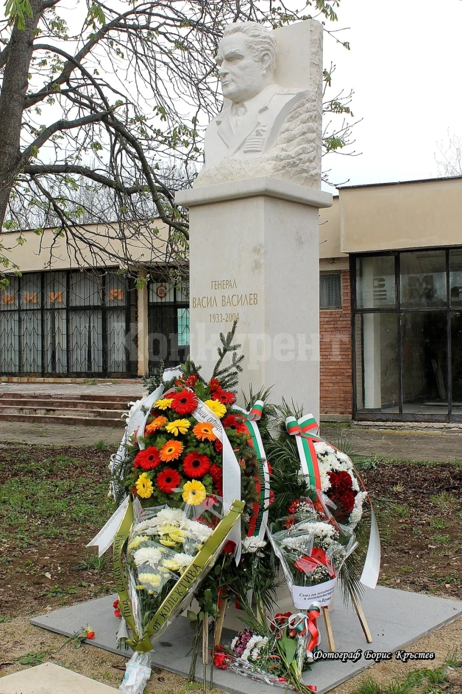 В мездренското Старо село откриха паметник на ген. Васил Василев