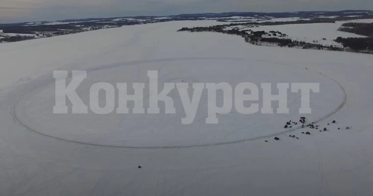 Доброволци поставиха рекорд за най-голямата ледена въртележка в света