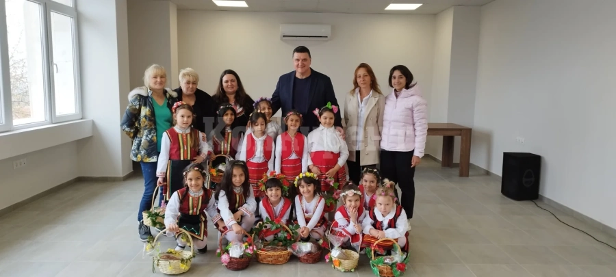Малки лазарки посетиха община Оряхово СНИМКИ