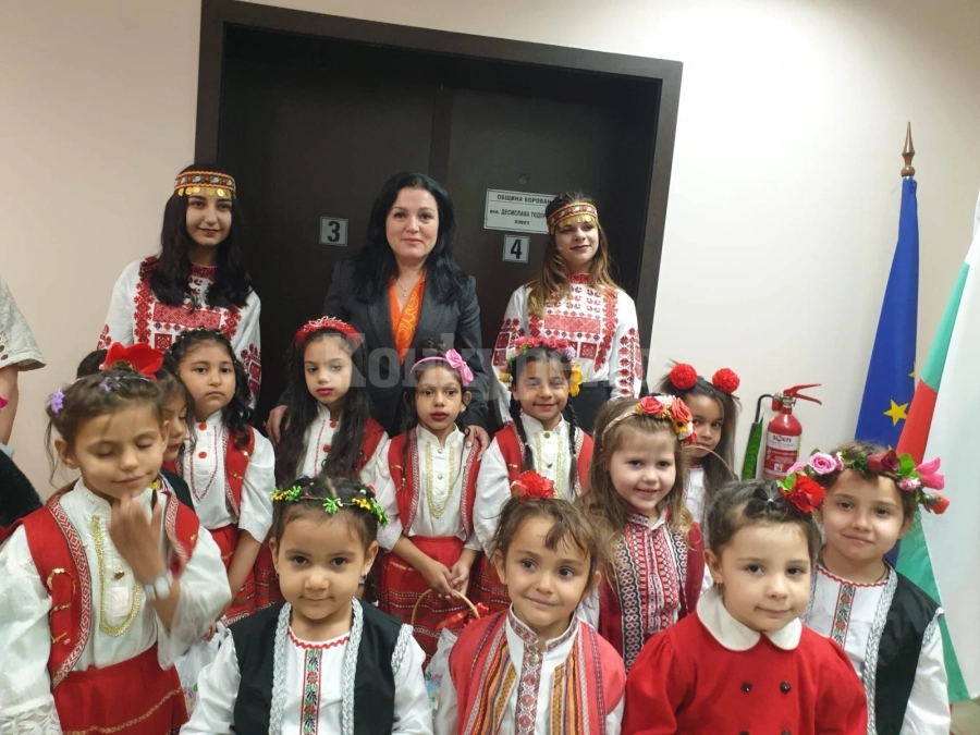 Лазарки пяха и танцуваха в община Борован СНИМКИ