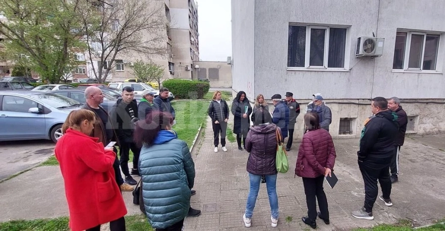 Служители на община Козлодуй се срещнаха с живущите в блок Радецки 1