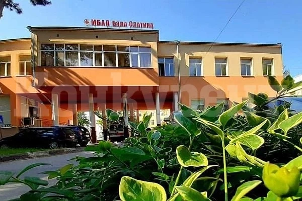 Правят нов паркинг в двора на болницата в Бяла Слатина