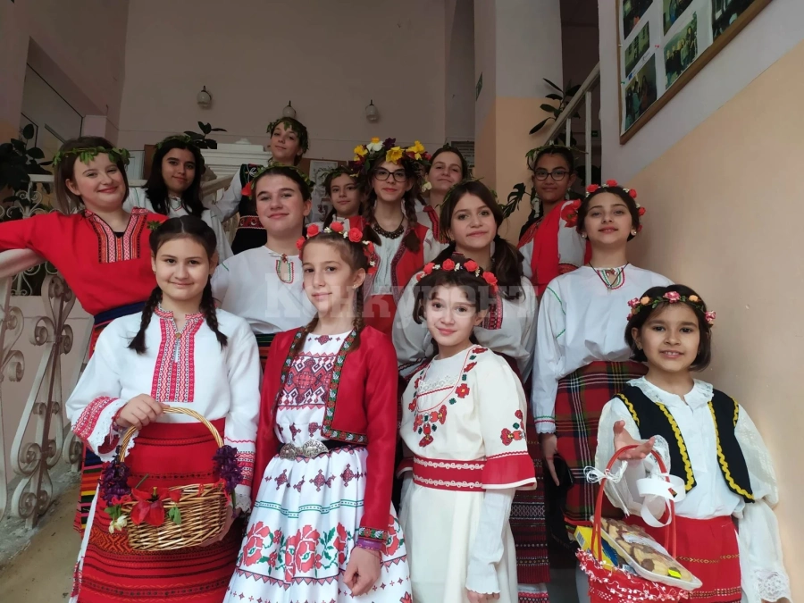 Лазарки огласиха с песни и наричания СУ „Козма Тричков“