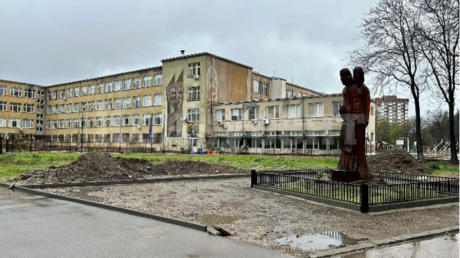 Облагородяват около скулптурата на светите братя Кирил и Методий във Видин