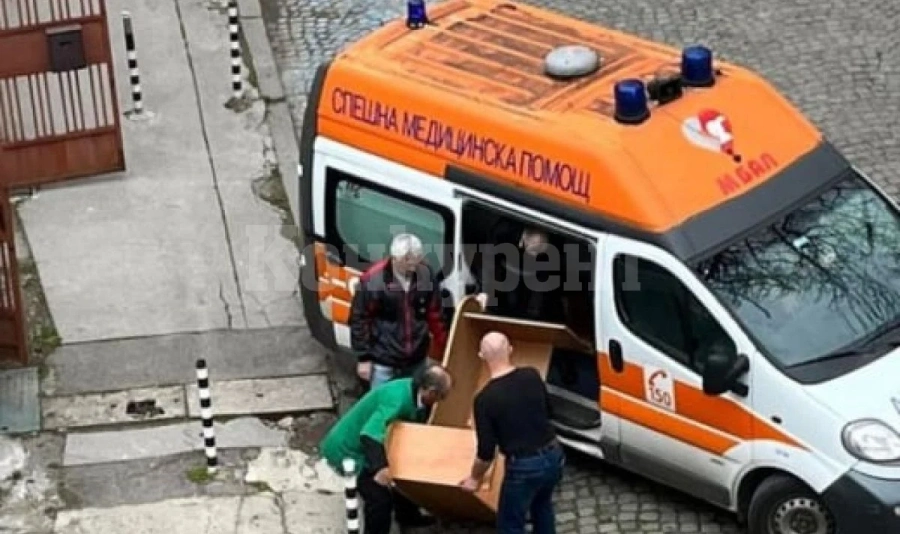 Заснеха линейка пълна със стари мебели