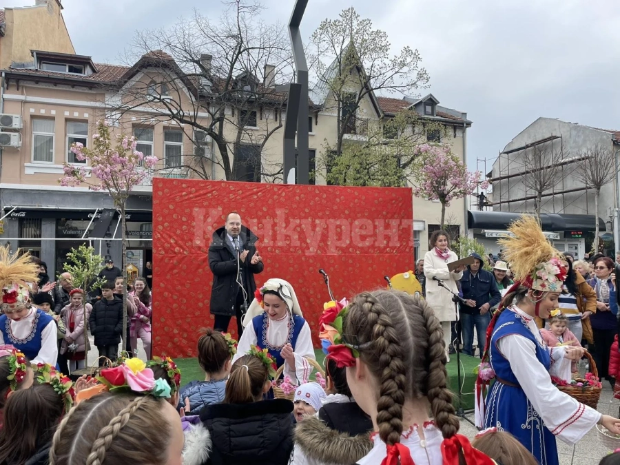 Над 200 деца се включиха в отбелязването на Лазаровден във Враца СНИМКИ