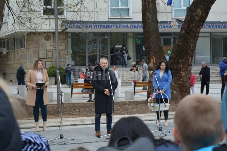 Деца изрисуваха еднометрови писани яйца в Монтана