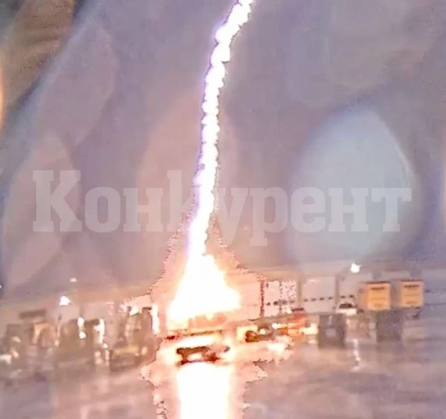 Мълния порази камион на паркинг ВИДЕО