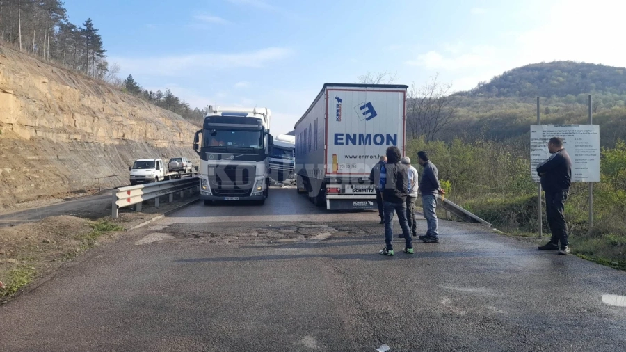 ТИР-ове се удариха между Мездра и Ботевград, път Е-79 пак е блокиран СНИМКИ