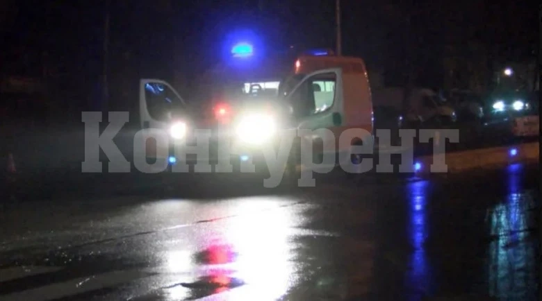 Млад шофьор натисна газта и се заби в крайпътни дървета, в болница е