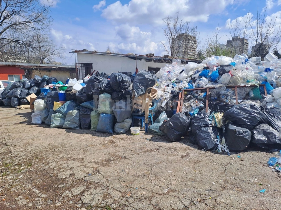 Боклуци затрупаха сметище в двора на врачанската болница