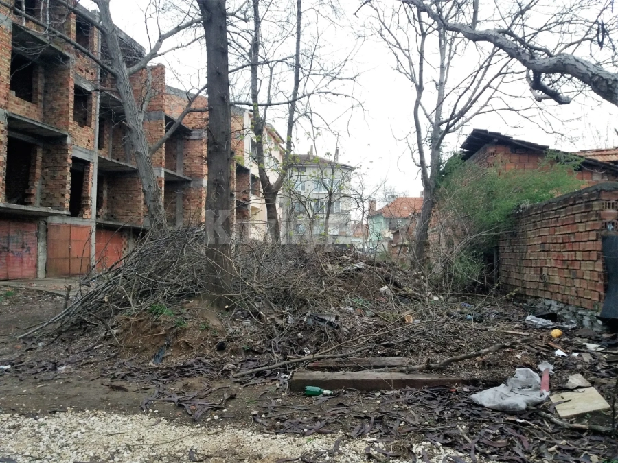 ОбП „Чистота“ почисти от битови отпадъци междублоково пространство в Мездра