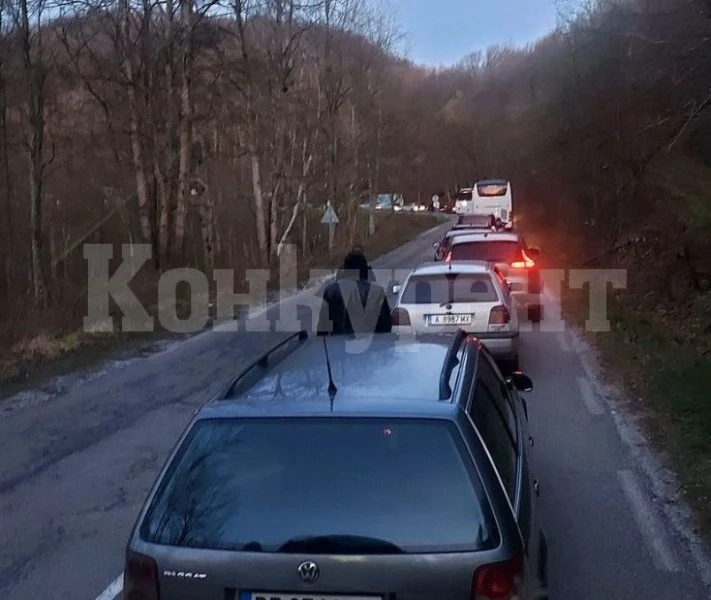 Юруш за Турция! Опашки се извиха от ранни зори