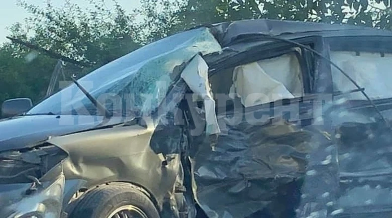 Зрелищна каскада на пътя за Леденика! Младеж изхвърча в канавката и се заби в дърво, жена е пострадала