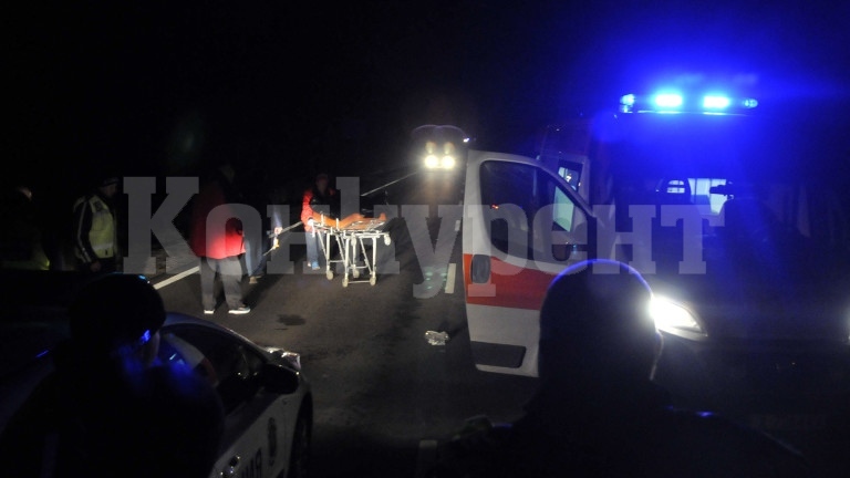 Зрелищна каскада с три коли събуди Борован, трима младежи помляха возилата си, 20-годишна пострада