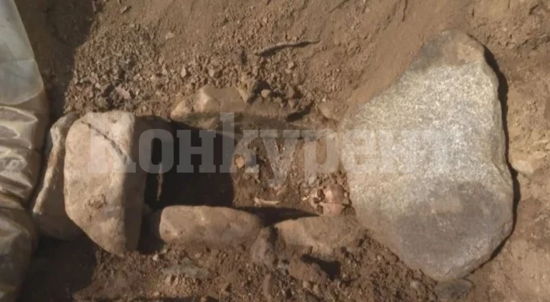Невероятно! Семейство от Смолянско откри древна гробница в нивата си