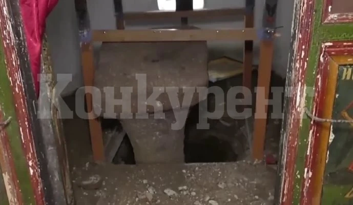 Иманяри изкопаха дупка зад иконостас в църква