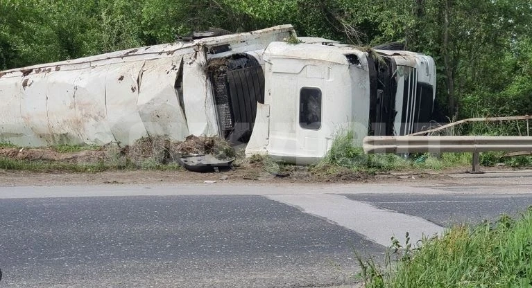 Заради висока скорост: Тир се преобърна край Гложене
