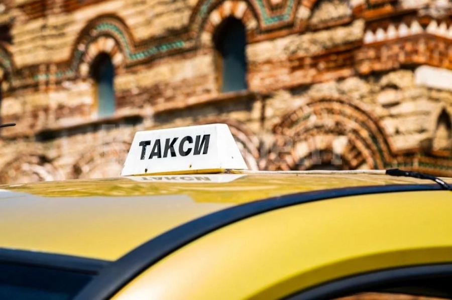 Скандално видео: Разследват таксиметров шофьор за употреба на наркотици по време на дежурство