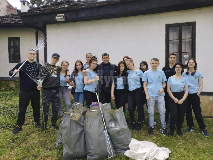 Възпитаници на СУ „Никола Войводов\