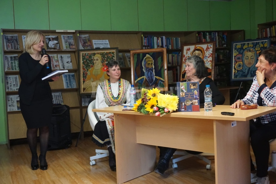 Книга на потомствената килимарка от Чипровци Сийка Тачева беше представена във Враца