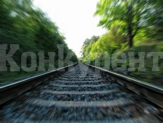 Мъж спря влак, за да спаси 3-годишно дете, изгубено на релсите