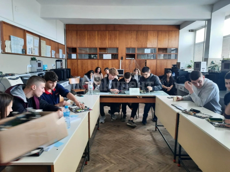 ПТГ Н. Й. Вапцаров-Враца приключи проект „По пътя на промяната – училище в нова реалност“