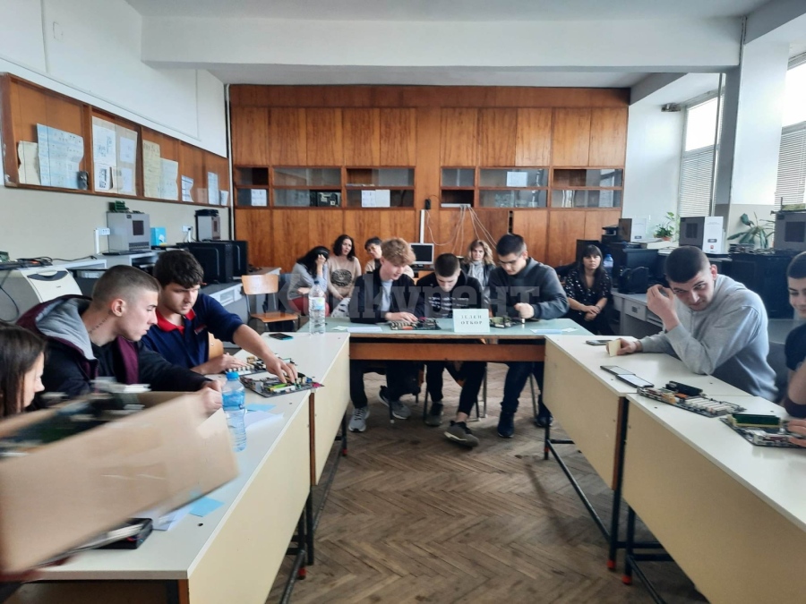 ПТГ Н. Й. Вапцаров-Враца приключи проект „По пътя на промяната – училище в нова реалност“