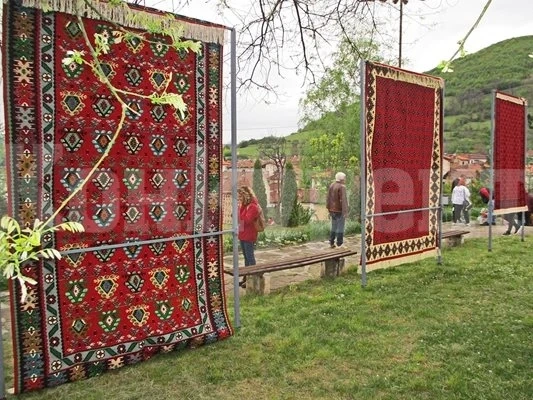 В Чипровци посрещнаха скъпи гости с постлани шарени килими-път към Бога