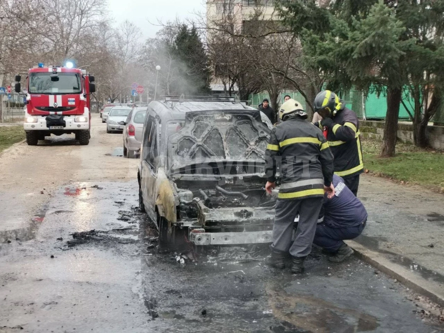 Техническа неизправност изпепели кола, паркирана пред блок във Видин