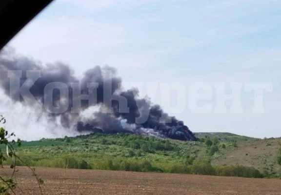 Пожарът в Монтанско гори вече 12 часа