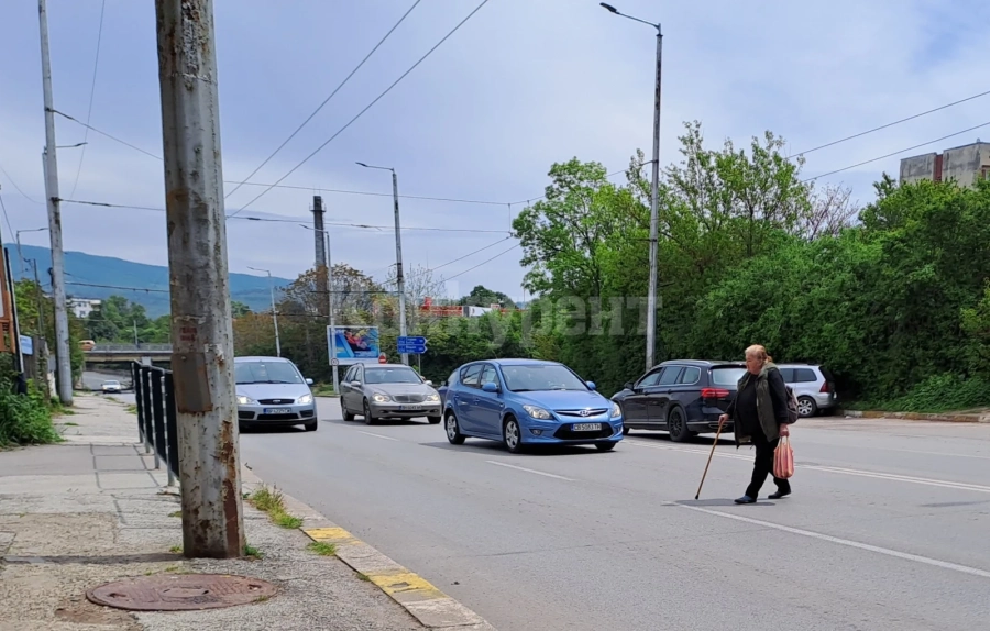 НА ВНИМАНИЕТО НА ВЛАСТИТЕ: Пътен участък във Враца сее ПТП-та /СНИМКИ/