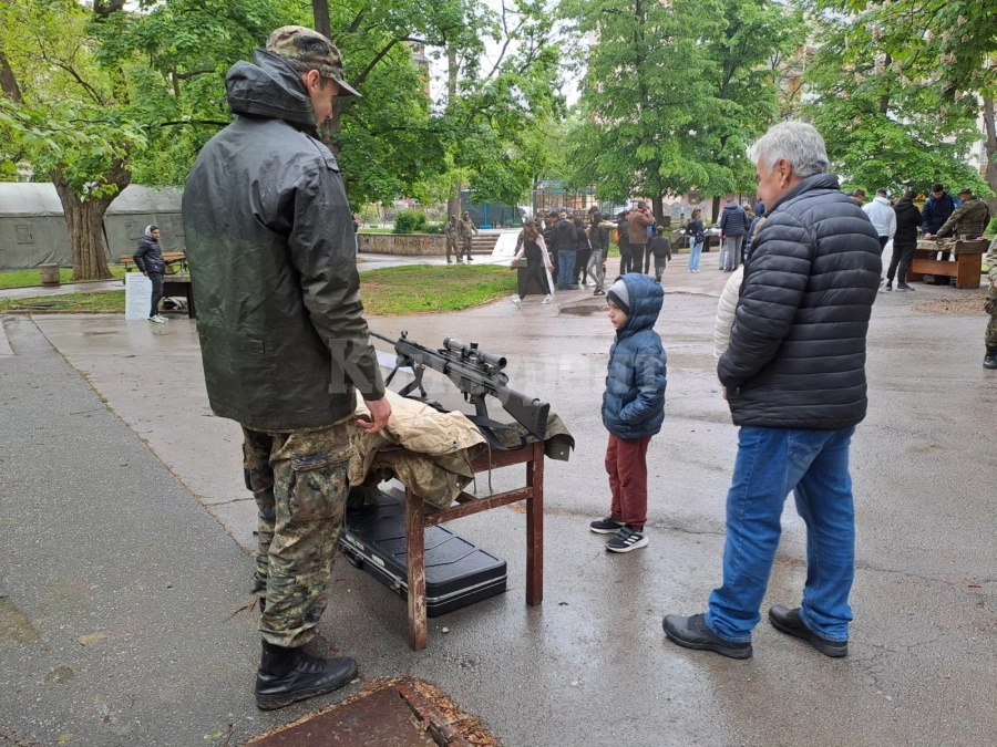 Десетки дойдоха за демонстрация на оръжия СНИМКИ
