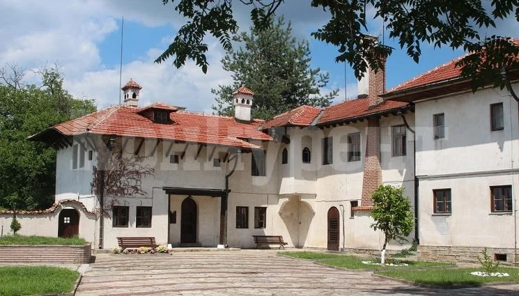 Разбиха царския дворец в Баня