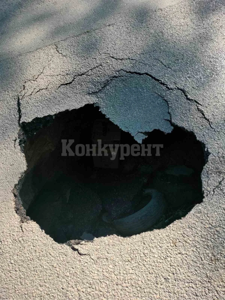 Пропадна асфалта до пазара във Видин, дупката е колкото боксониера СНИМКИ