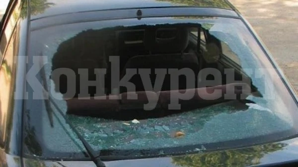 Отмъщение! Нахлуха в двора на къща и потрошиха колата на жена