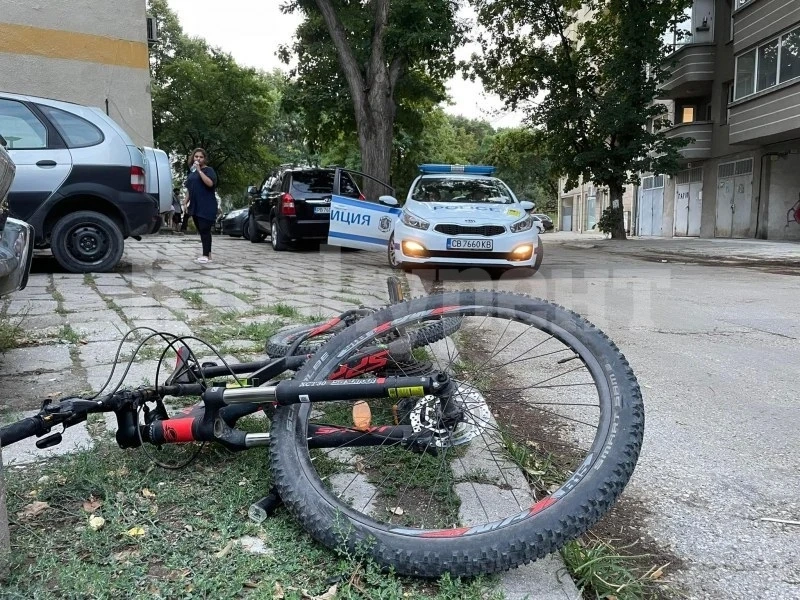 Велосипедист пострада, заби се в лека кола докато я изпреварва неправилно
