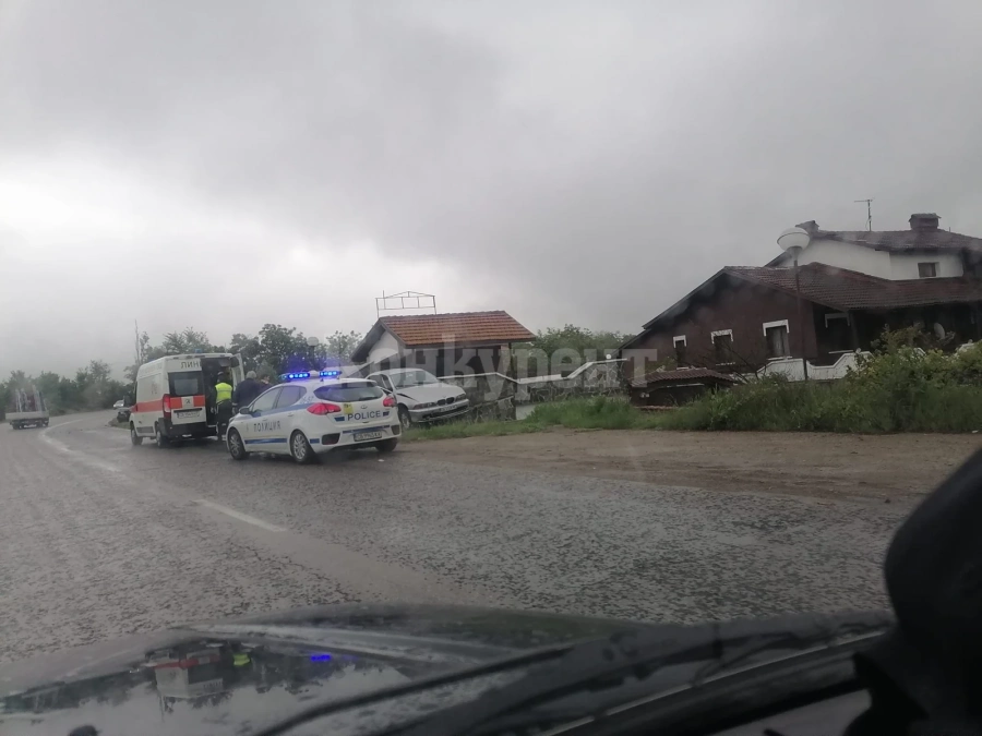 Зрелищна каскада! Кола изхвърча в канавката до Вичов хан край Враца СНИМКИ