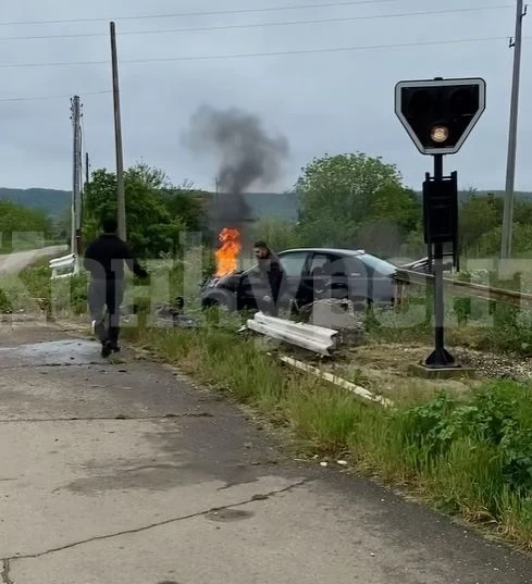 Влак помете кола на прелез в община Лом, возилото избухна в пламъци СНИМКИ и ВИДЕО