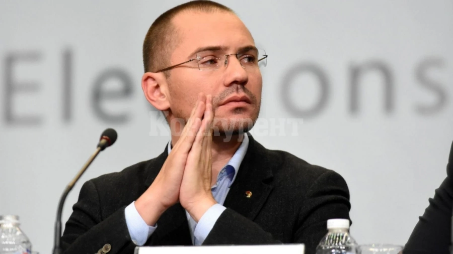 Евродепутат: Незабавно уволнение на учителя, играл кючек пред портретите на Кирил и Методий