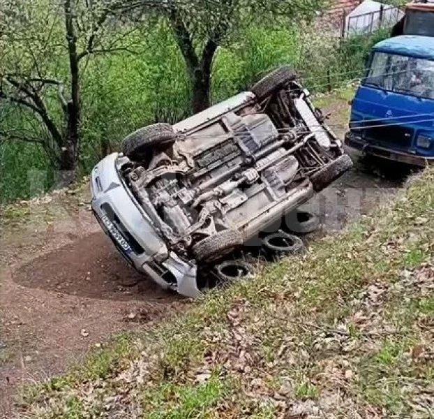 В опит да избегне дупка - шофьорка се преобърна в пропаст