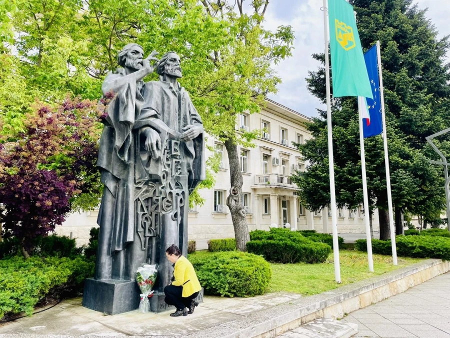 Заместник-кметът Петя Долапчиева поднесе цветя пред паметника на Св. Св. Кирил и Методий