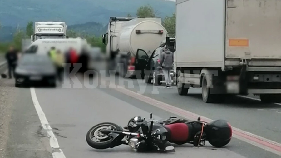 Затворен е път Е-79: Мъж се блъсна в камион след падане от мотор